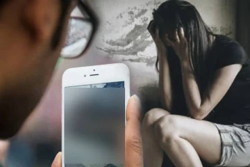 புடிச்சு ஜெயில்ல போடுங்க சார்.. ஆசிரியையை ஆபாசமாக படம் எடுத்த ஆசிரியர் - போட்டுக்கொடுத்த சிறுவன்!