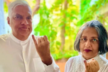 துணைவியாருடன் சென்று தனது வாக்கைப்பதிவு செய்தார் ரணில்!