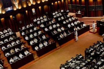 நாடாளுமன்றில்  கலகம் விளைவித்த அரச தரப்பு உறுப்பினரால் அமளிதுமளி