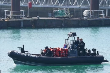 பிரித்தானியாவில் பரபரப்பு! ஹார்விச் கடற்பகுதிக்கு அவசரமாக அனுப்பப்பட்ட எல்லை படையினர்.. இருவர் உயிருடன் மீட்பு!