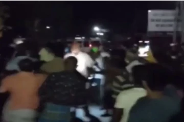 ඇමතිවරයෙකුට හූ තියා පන්නා දමයි..දැඩි උණුසුම් තත්ත්වයක්..(VIDEO)