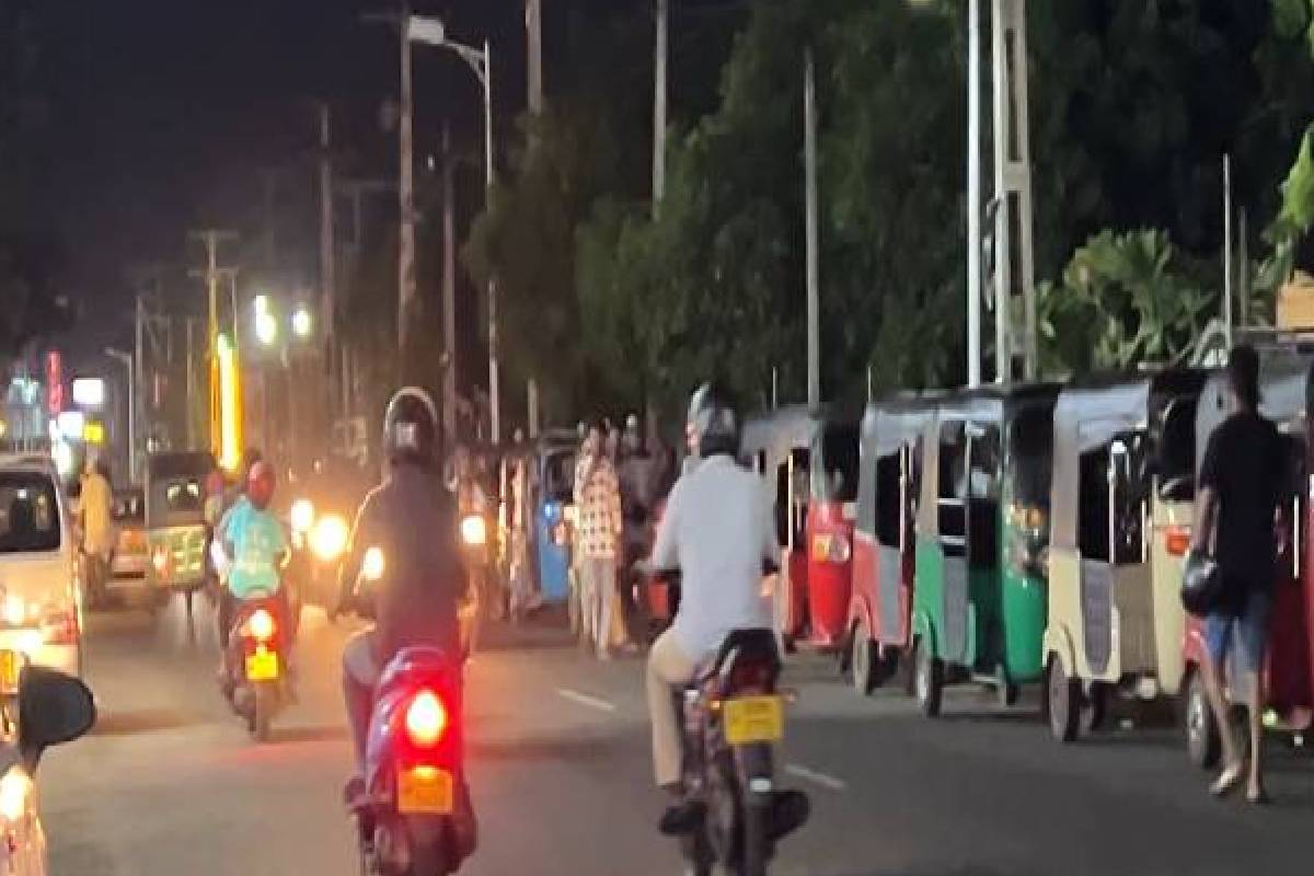 போர் பதற்ற அச்சம் ; மீண்டும் எரிபொருள் நிலையங்களில் நீண்ட வரிசைகள் | Fears Of War Long Queues At Fuel Stations Again