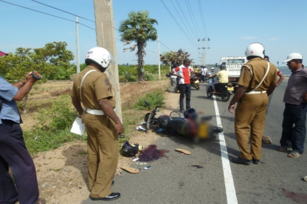மட்டக்களப்பில் கோர விபத்து : சிறுவன் உட்பட இருவர் பலி | Two People Including A Child Die In A Batticaloa மட்டக்களப்பில் கோர விபத்து : சிறுவன் உட்பட இருவர் பலி | Two People Including A Child Die In A Batticaloa