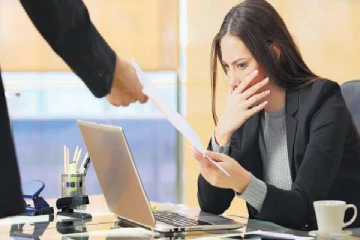 40 நிமிடங்கள் முன்கூட்டி அலுவலகத்துக்கு சென்ற பெண் பணிநீக்கம்