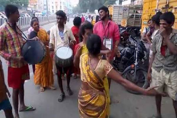 மரண ஊர்வலத்தில் ஆட்டம் எதற்கு? இந்த கலாசாரம் எப்படி வந்தது தெரியுமா? | Why People Dance In Death Rallys