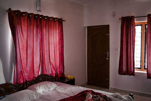 தென்னிலங்கையில் வீடொன்றில் நடந்த பயங்கரம் - பெண்கள் மீது தாக்குல் - ஒருவர் மரணம் | 2 Women Attacked With Sharp Weapons