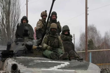 இரும்பு ஆலைக்குள் இருந்து வெளியேறும்  மக்கள்