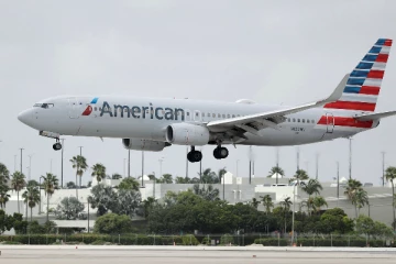 பறக்கும் விமானத்தின்  கதவை திறக்க முயன்ற பயணியால் பரபரப்பு!