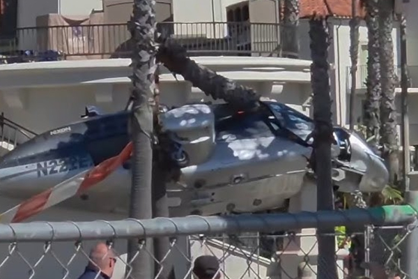 அமெரிக்கா கடற்கரையில் விழுந்து நொறுங்கிய ஹெலிகாப்டர் | 5 Hospitalized Helicopter Crash Huntington Beach