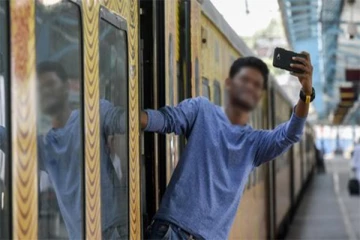 செல்பி எடுக்கச் சென்ற மூன்று இளைஞர்களுக்கு நேர்ந்த கதி!