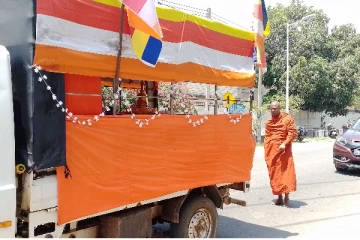 ஒற்றுமையை வலியுறுத்தி பௌத்த தேரர் யாழில் இருந்து நடைபயணம் (படங்கள்)