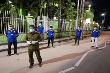 கோவிட் தொற்றை கட்டுப்படுத்தும் கடுமையான களப்பணியில் சுகாதார தரப்பினர்