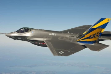 මූදට වැටුණු යානය අත්පත් කරගන්න තරගයක්