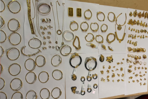 கட்டுநாயக்கவில் பெருந்தொகை தங்கத்துடன் விமான பணிப்பெண் கைது | Flight Attendant Caught Smuggling Gold