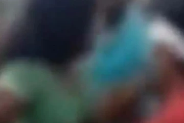 கள்ளத்தொடர்பால் பெண்ணுக்கு நேர்ந்த கொடூரம்!அரை நிர்வாணமாக கணவரை தோளில் சுமந்து ஊர்வலமாக நடக்க சொல்லி தண்டனை..