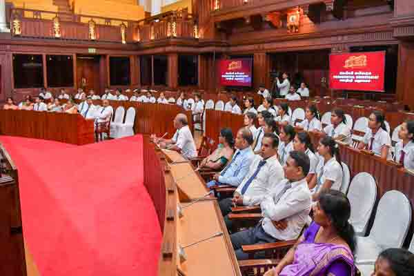 நாடாளுமன்றத்தில் யாழ்ப்பாண பாடசாலை மாணவர்கள்! | Jaffna School Students Visit Parliament