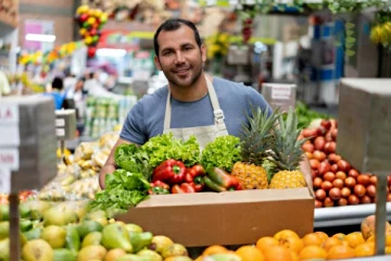 பழக்கடை வியாபாரிக்கு கோடிக்கணக்கில் பெறுமதியான வீட்டை பரிசளித்த நுகர்வோர்