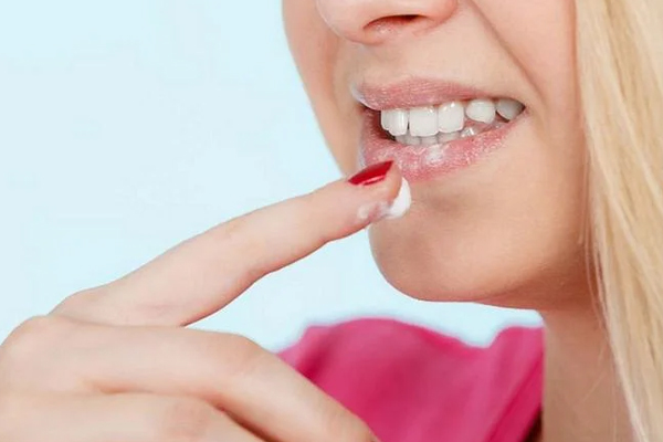 பனிக்காலத்தில் உதடுகள் வெடிப்பா? இதை பயன்படுத்துங்கள் | Chapped Lips In Winter Apply This