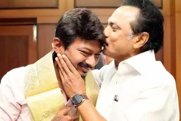 வெற்றி பெற்றதும் தந்தைக்கு உதயநிதி கொடுத்த பரிசு என்ன தெரியுமா? வைரலாகும் புகைப்படம்