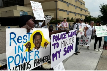 கனடாவில் போலீசாருக்கு எதிராக மக்கள் போராட்டம்