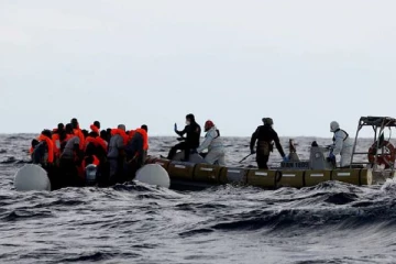 கடலில் கவிழ்ந்த அகதிகள் படகு... 50 பேருக்கும் நேர்ந்த நிலை!