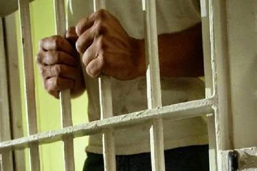 நீதிமன்ற குற்றவாளிக் கூண்டில் நின்ற கைதிக்கு நடந்த அசம்பாவிதம்