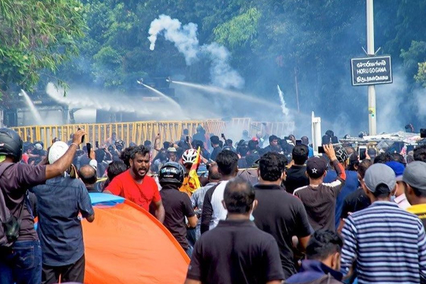 கொழும்பு கலவரம்! ஆயுதம் வெடித்து காவல்துறை அதிகாரி பலி(படங்கள்) - ஐபிசி தமிழ்