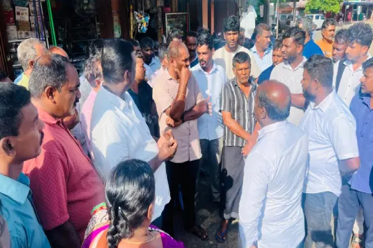 கல்லூரி ஆசிரியரை உடனடியாக இடமாற்றம் செய்யக் கோரி ஆர்ப்பாட்டம் | Mannar Nanattan De La Salle College Protest கல்லூரி ஆசிரியரை உடனடியாக இடமாற்றம் செய்யக் கோரி ஆர்ப்பாட்டம் | Mannar Nanattan De La Salle College Protest