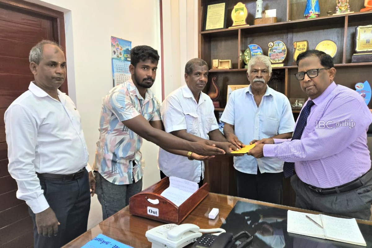யாழ் மாவட்ட செயலகம் முன்பாக வெடித்த போராட்டம் : ஆளுநரிடம் மனு கையளிப்பு | Big Protest Infront Of Jaffna District Secretariat