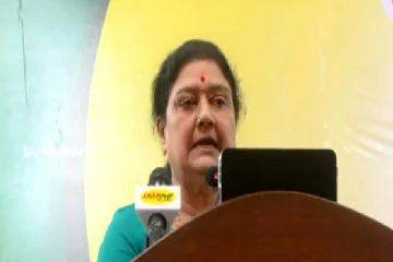 நான் இருக்கும் வரை அ.தி.மு.க.வை அபகரிக்கவோ, அழிக்கவோ முடியாது : கொந்தளித்த சசிகலா