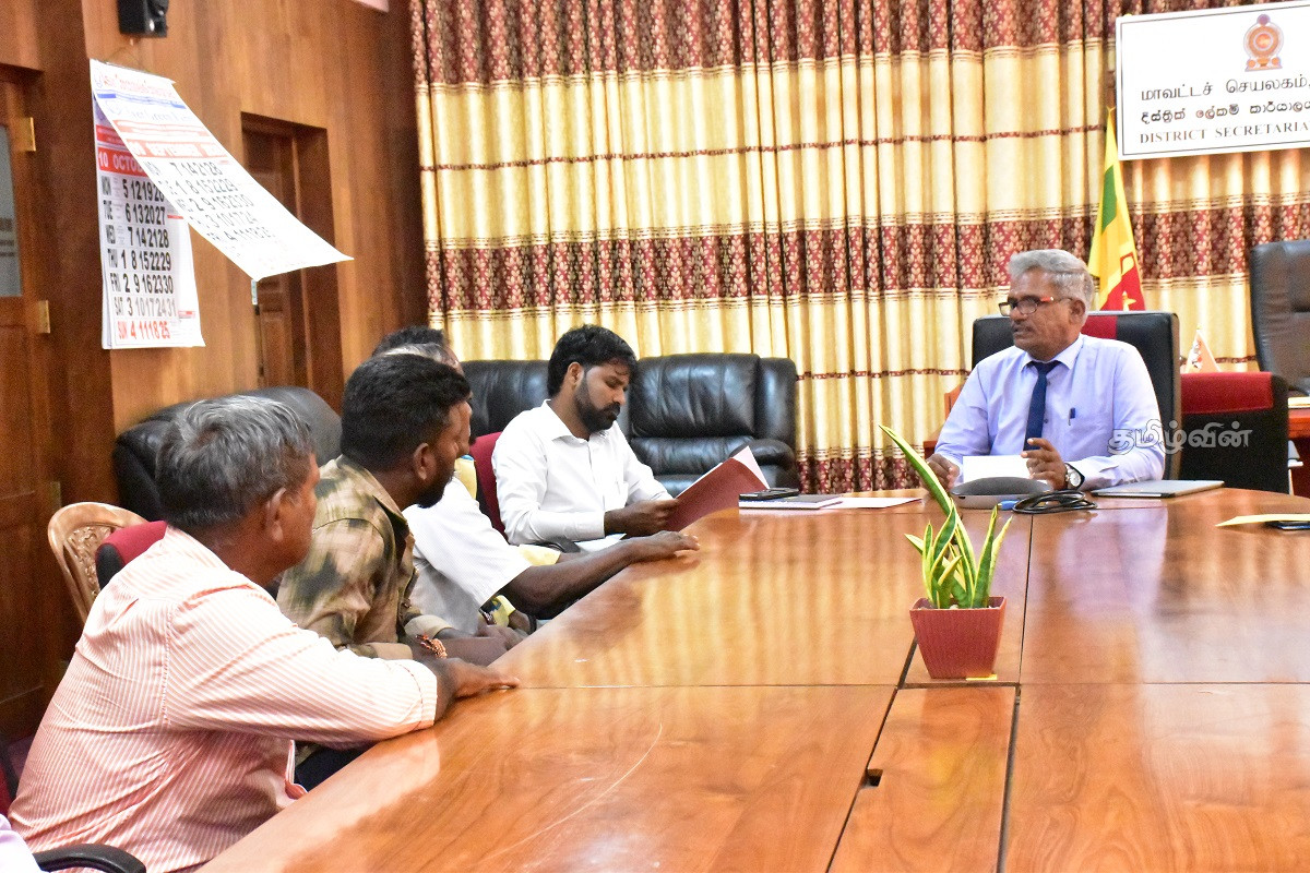 தொடருந்து கடவை ஊழியர்களுக்கான கொடுப்பனவு விவகாரம்! மாவட்ட அரசாங்க அதிபரிடம் மனு கையளிப்பு | Monthly Allowance Railway Crossing Staff Mannar தொடருந்து கடவை ஊழியர்களுக்கான கொடுப்பனவு விவகாரம்! மாவட்ட அரசாங்க அதிபரிடம் மனு கையளிப்பு | Monthly Allowance Railway Crossing Staff Mannar