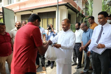 குறைந்த விலையில் முட்டைகளை கொள்வனவு செய்த அமைச்சர்