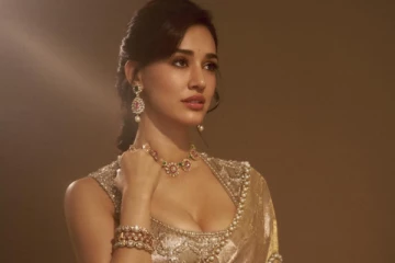 திஷா பாட்னி சேலையிலும் இவ்ளோ கவர்ச்சியா.. லேட்டஸ்ட் போட்டோஷூட்