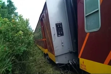 யாழ். தேவி தடம் புரண்டு விபத்து! வடக்கிற்கான தொடருந்து சேவைகள் பாதிப்பு (Photos)