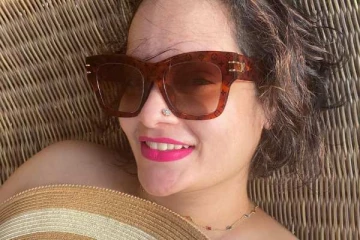 வெறும் அந்த ஆடையும் புகைப்படத்தை வெளியிட்ட நடிகை சுஜா வருணி