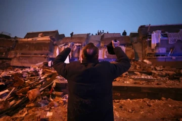 நிலநடுக்கத்தையடுத்து 20 ஐஎஸ் கைதிகள் தப்பியோட்டம்!