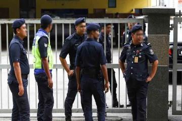 மலேசியாவில் கைது செய்யப்பட்ட சட்டவிரோத குடியேற்றவாசிகள்