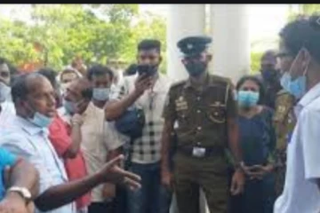 வேலணை பிரதேச செயலகத்தில் முற்றுகை போராட்டம்! பொலிஸார் குவிக்கப்பட்டு நடவடிக்கை