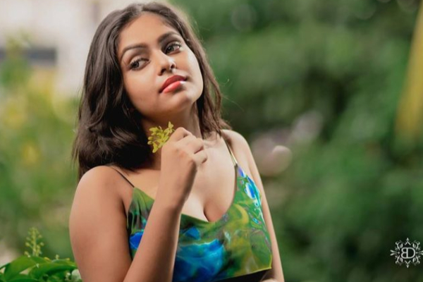 ඉස්කොලෙ ගිහින් ඉවරවෙලා තාම අවුරුදු දෙකක්වත් නෑ ,මම තාම පුංචි කෙල්ලෙක් - ගීත්මා බන්ඩාර (PHOTOS) | Geethma Bandara Acctress