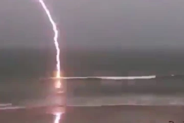 பேரழிவு….கடற்கரையோரம் இறங்கிய சக்திவாய்ந்த இடி! மிரள வைக்கும் நேரடிக் காட்சிகள்