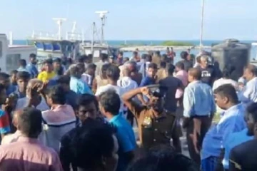 யாழ் நெடுந்தீவில் ஒன்று கூடிய மக்களால் பதற்றம்!