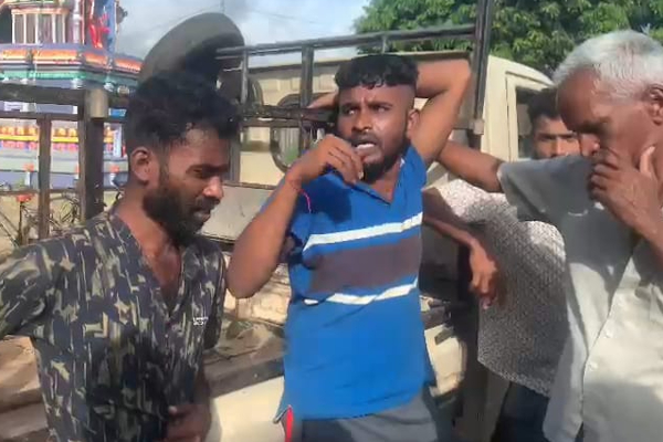 வவுனியாவில் இன்று பரபரப்பை ஏற்படுத்திய சம்பவம்; நையப்புடைக்கப்பட்ட நபர்கள் | Today S Sensational Incident In Vavuniya