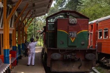 அறையை காட்டியதால் ஊழியர் பணி நீக்கம்!
