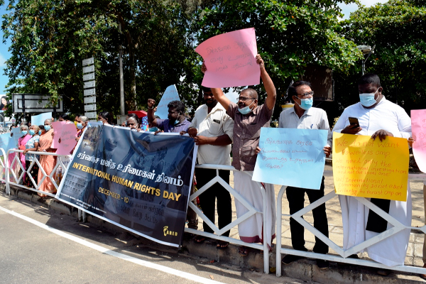 சர்வதேச மனித உரிமை தினத்தினை முன்னிட்டு நாடளாவிய ரீதியில் போராட்டம் (Photos) | Island Wide Protest