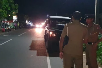 யாழில் கடைக்கு முன்னால் நடந்த அசம்பாவிதம் ; தப்பியோடிய கும்பல்