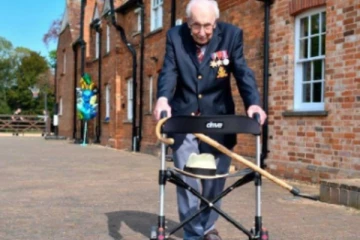 இரண்டாம் உலகப் போரில் பங்கேற்ற முன்னாள் ராணுவ வீரர் டாம் மூர் காலமானார்!