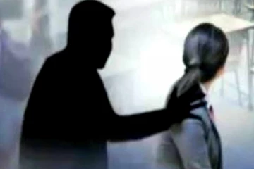 ஸ்பெஷல் கிளாஸ் என கூறி 10-ஆம் வகுப்பு மாணவியை துஷ்பிரயோகம் செய்த ஆசிரியர்! புரட்டி எடுத்த உறவினர்கள்