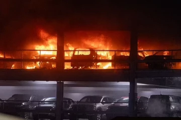 லண்டன் விமான நிலையத்தில் பயங்கர தீ: விமானங்கள் ரத்து