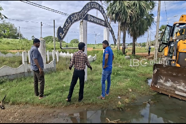 யாழ்.முற்றவெளிக்கும் செல்ல முடியாதவாறு எல்லைக்கல் நடும் தொல்பொருள் திணைக்களம் | Department Of Archaeology Stone Around Jaffna Fort யாழ்.முற்றவெளிக்கும் செல்ல முடியாதவாறு எல்லைக்கல் நடும் தொல்பொருள் திணைக்களம் | Department Of Archaeology Stone Around Jaffna Fort
