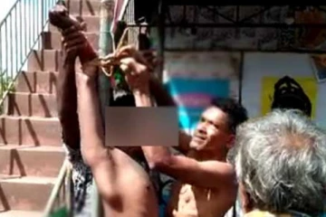 වෙළෙඳසැලකින් මුදල් සොරාගෙන අතටම හසුවූ තරුණයෙකුව ප්රදේශවාසීන් එක්ව කණුවක බැද ලබා දුන් අමුතු දඩුවම..(VIDEO)